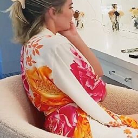 Natori Floral Print Robe ASO Khloe Kardashian - Picture 14 of 14